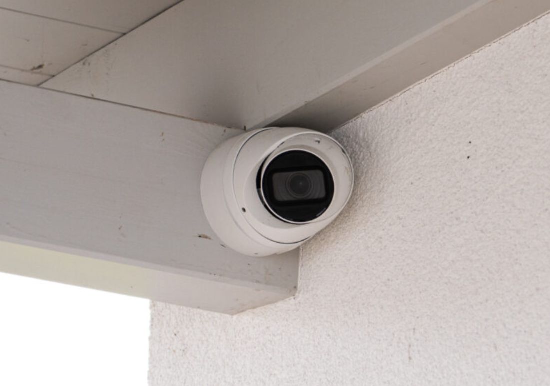 Überwachungskamera außen mit Aufzeichnung an einem Haus