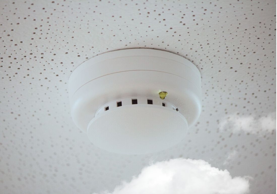 Rauchmelder an der Decke mit Rauchschwaden