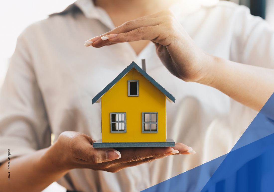 Frau hält mit schützender Geste ein Modellhaus in den Händen zum Thema Einbruchschutz mit moderner Sicherheitstechnik